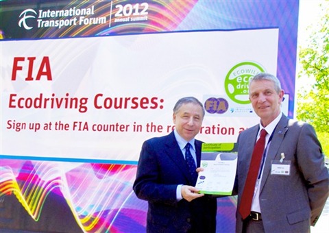 FIA-Präsident Jean Todt (l.) und DVR-Referatsleiter Jochen Lau. (Foto: DVR) 